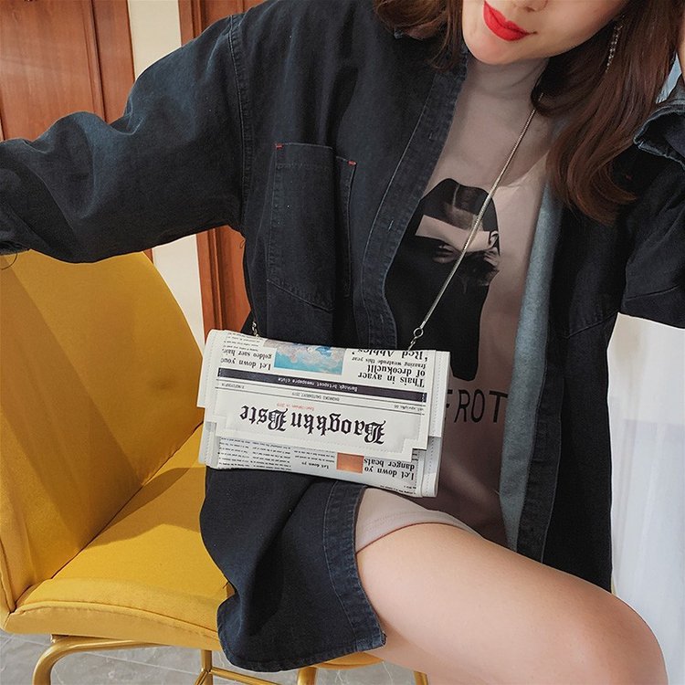 Newspapers modeling day clutch – Flap Bag Envelope recenzja i cena